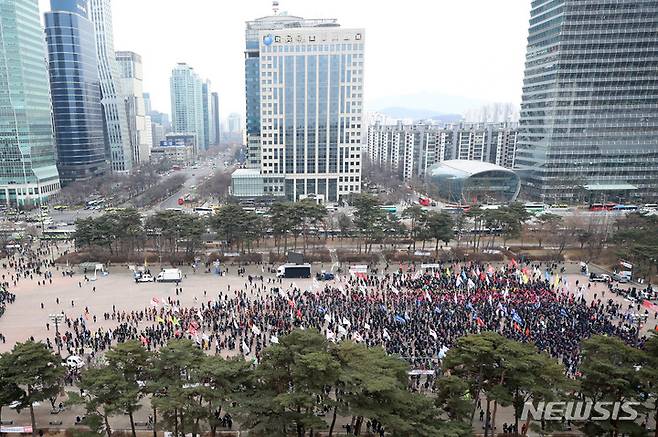 [서울=뉴시스] 김병문 기자 = 민주노총과 한국진보연대, 전국농민회총연맹 등 진보단체들로 구성된 전국민중행동 조합원들이 15일 오후 서울 여의도 공원에서 열린 '민중총궐기'에 참석하기 위해 대열을 정리하고 있다. 2022.01.15. dadazon@newsis.com