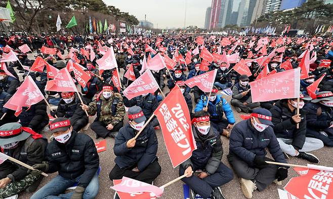 15일 서울 여의도공원에서 열린 2022 민중총궐기 대회에서 참가자들이 깃발을 흔들고 있다. 연합뉴스