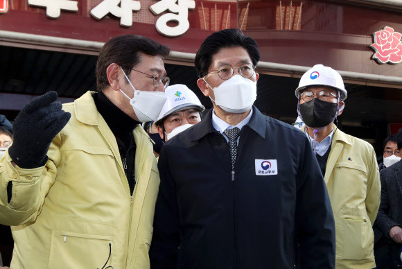 광주 신축아파트 붕괴 현장 찾은 노형욱 장관 - 국토교통부 노형욱 장관이 12일 오전 광주 서구 화정동 신축 아파트 붕괴 현장에서 이용섭(맨 왼쪽) 광주시장의 보고를 받고 있다. 2022.1.12 연합뉴스