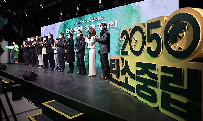 김부겸 국무총리가 2021년 12월6일 서울 마포구 문화비축기지에서 열린 탄소중립 주간 개막식에서 참석자들과 기념촬영을 하고 있다.​​​​​​​ⓒ연합뉴스