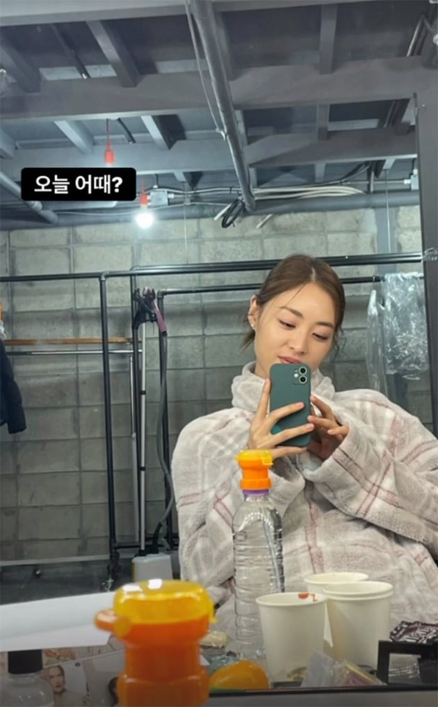 Actor Lee Yeon-hee showed off her innocence.Lee Yeon-hee posted a photo on her Instagram account on Saturday with the caption: How are you today? Lee Yeon-hee is seen in the waiting room while preparing to shoot.The mirror is elegant and innocent, attracting attention.Lee Yeon-hee marriages with non-entertainers in June 2020.
