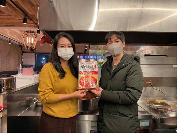 ▲조은비(왼쪽) 롯데마트 개발MD가 부산 명물인 ‘다리집 떡볶이’ 사장님과 ‘요리하다 다리집 떡볶이’ PB 상품을 소개하고 있다.(사진=롯데마트)