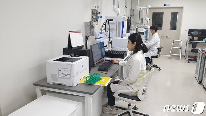 (수원=뉴스1) 진현권 기자 = 경기도보건환경연구원이 지난해 경기도내 기존 공동주택 입주자들로부터 의뢰를 받아 라돈 검사를 한 결과, 전체세대의 13.7%가 환경부 권고수준을 넘은 것으로 나타났다.(자료 사진)© 뉴스1