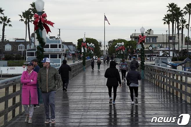 15일(현지시간) 쓰나미 경보가 발령된 미국 캘리포니아주 씰비치에서 주민들이 씰비치 시립 부두를 따라 걷고 있다. © 로이터=뉴스1 © News1 원태성 기자