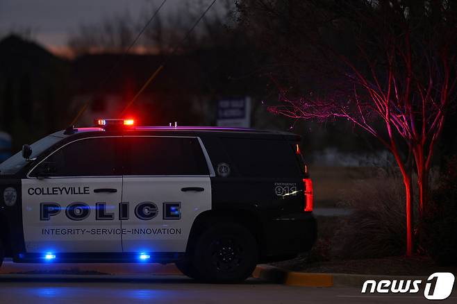 텍사스 유대교 예배당에서 15일(현지시간) 인질극이 벌어진 가운데 경찰이 인질범과 협상을 벌이고 있다. © AFP=뉴스1 © News1 원태성 기자