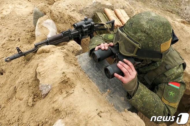 11일(현지시간) 카자흐스탄 알마티 외곽에 있는 제티겐 공항에서 집단안보조약기구(CSTO) 평화유지군인 벨라루스 군이 관측을 하고 있다. © AFP=뉴스1 © News1 우동명 기자