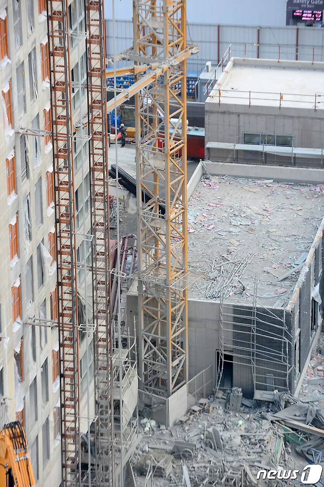 지난 11일 오후 3시46분쯤 광주 서구 화정동 한 아파트 공사현장에서 붕괴 사고가 발생했다. 사진은 16일 사고가 발생한 아파트 공사현장 모습. 2022.1.16/뉴스1 © News1 정다움 기자