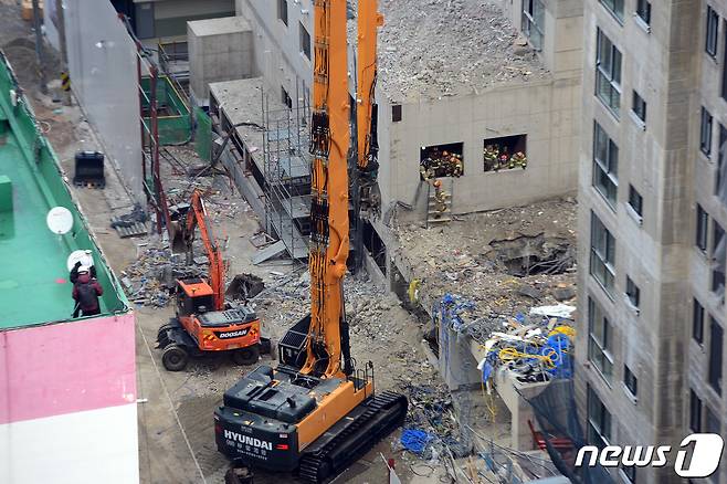 16일 오전 광주 서구 화정동 '현대산업개발 아파트 신축공사 붕괴사고' 현장에서 소방당국이 인명구조견과 함께 실종자 수색을 하고 있다. 지난 11일 오후 3시46분쯤 현대산업개발이 시공 중인 화정동 아이파크 신축 공사 현장 201동 건물이 38층부터 23층까지 무너져 작업자 6명이 실종됐다. 6명 중 1명은 숨진 채 발견됐고 나머지 5명의 생사 여부는 확인되지 않고 있다. 2022.1.16/뉴스1 © News1 정다움 기자