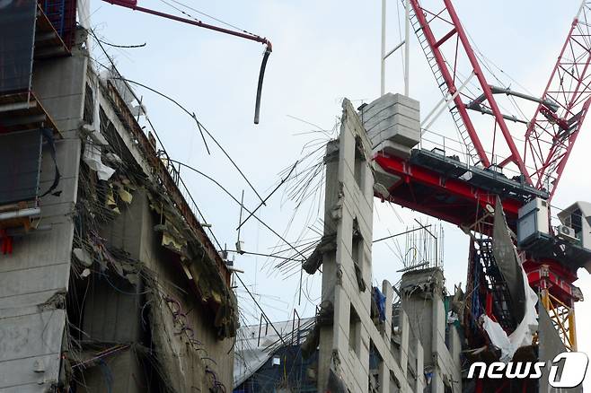 지난 11일 오후 3시46분쯤 광주 서구 화정동 한 아파트 공사현장에서 붕괴 사고가 발생했다. 사진은 16일 사고가 발생한 아파트 공사현장 모습. 2022.1.16/뉴스1 © News1 정다움 기자