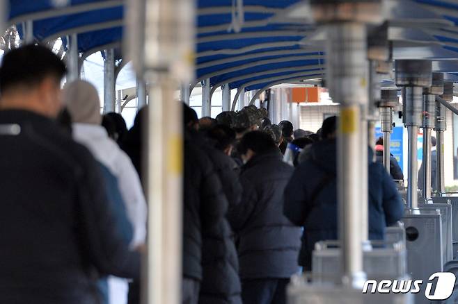 16일 경북 포항시 남구 보건소 신종코로나바이러스 감염증(코로나19)선별진료소에 수 백여명의 시민들이 줄을 서서 검사를 기다리고 있다. 2022.1.16/뉴스1 © News1 최창호 기자