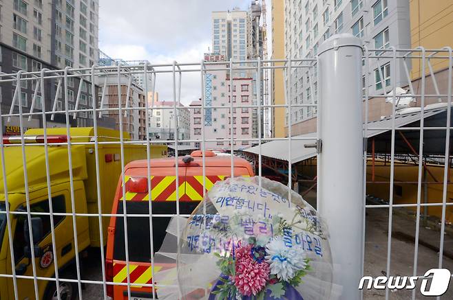 16일 오후 광주 서구 화정동 '현대산업개발 아파트 신축공사 붕괴사고' 현장 인근에 실종자들의 무사귀환을 기원하는 시민들의 풍선이 놓여 있다. 지난 11일 오후 3시46분쯤 현대산업개발이 시공 중인 화정동 아이파크 신축 공사 현장 201동 건물이 38층부터 23층까지 무너져 작업자 6명이 실종됐다. 6명 중 1명은 숨진 채 발견됐고 나머지 5명의 생사 여부는 확인되지 않고 있다. 2022.1.16/뉴스1 © News1 정다움 기자