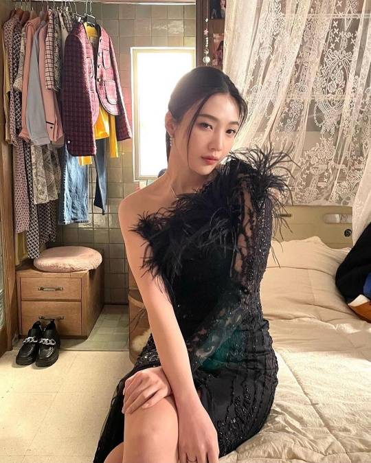 Group Red Velvet Joy showed off her elegant figure in a deep-tweeted dress.Joy posted several photos on her Instagram page on Wednesday, calling it mido.In the photo, Joy looked at the camera with his fascinating eyes in a dress with black feathers.Revealing his slender shoulders and deep clavicle lines, he showed off his sexy legs in a tresses-up dress.Meanwhile, Joy is currently appearing in the JTBC drama One Man as Sungmido.He admitted to his devotion to singer Crush last year.