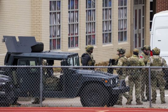 미국 텍사스주 콜리빌 유대교 예배당에서 15일(현지시간) 인질극이 발생해 경찰 특수기동대(SWAT)가 배치됐다. [이미지출처=AP연합뉴스]