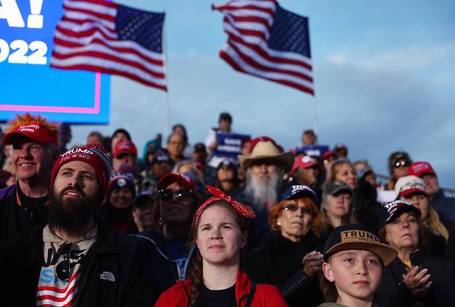 15일(현지 시각) 미 애리조나주 외곽 도시 플로렌스에서 열린 트럼프 전 대통령 정치 집회에 참석한 지지자들. /AFP 연합뉴스