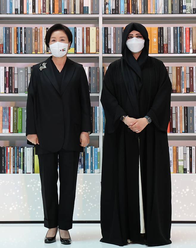 김정숙 여사가 16일(현지시간) 두바이 모하메드빈라시드(MBR) 도서관에서 열린  한-UAE 지식문화 교류식을 마친 뒤 라티파 빈트 모하메드 빈 라쉬드 알막툼 공주와 기념촬영을 하고 있다./연합뉴스