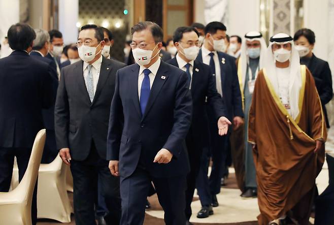 문재인 대통령이 16일(현지시간) 두바이 한 호텔에서 열린 한-UAE 수소협력 비즈니스 라운드 테이블에 입장하고 있다. /연합뉴스