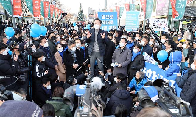 더불어민주당 이재명 대선후보가 16일 강원도 강릉시 중앙시장을 방문, 즉석연설하며 지지를 호소하고 있다. /연합뉴스