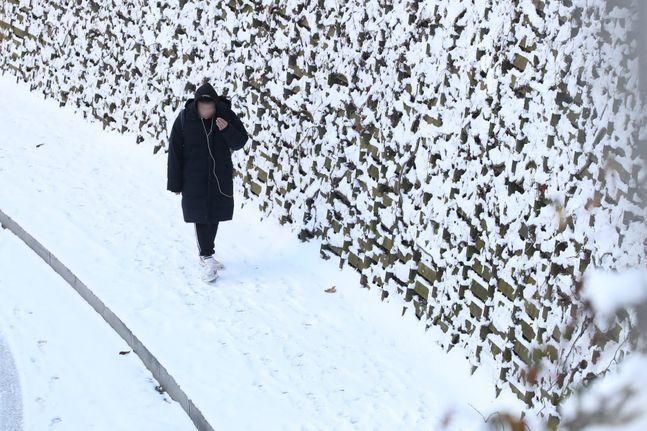 지난해 12월 19일 서울 종로구의 한 거리에 시민이 눈길을 걸어가고 있다.(자료사진)ⓒ데일리안 류영주 기자