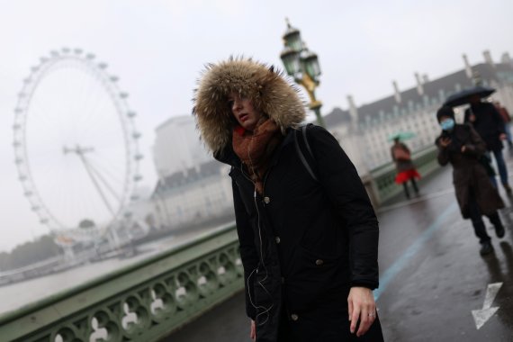 에너지 가격 고공행진으로 추운 겨울을 보내고 있는 영국에서 지난해 11월 10일(현지시간) 시민들이 런던 웨스트민스터 다리를 걸어가고 있다. 로이터뉴스1