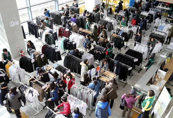 교복값이 만만치 않다 보니 새학기만 되면 중고 교복판매 행사장에 학부모들이 몰린다. [사진 용인시]