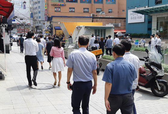 금융권을 중심으로 희망퇴직이 매년 정례화하고 있다. 요즘은 50대에서 40대, 심지어 30대까지 희망퇴직 신청 대상이라는 보도가 심심찮게 나온다. [사진 박헌정]