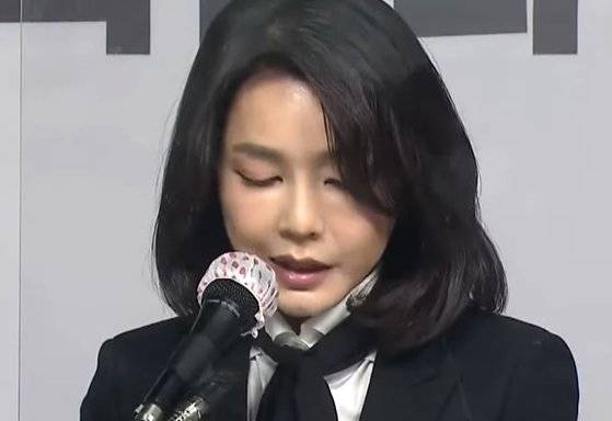 윤석열 국민의힘 대선후보의 배우자 김건희씨가 지난해 12월 26일 오후 3시 여의도 당사에서 허위이력 의혹과 관련해 대국민 사과를 하고 있다. [유튜브 캡처]