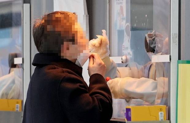 서울시청 앞 서울광장 코로나19 선별진료소를 찾은 시민이 검사를 받고 있다. /사진=연합뉴스