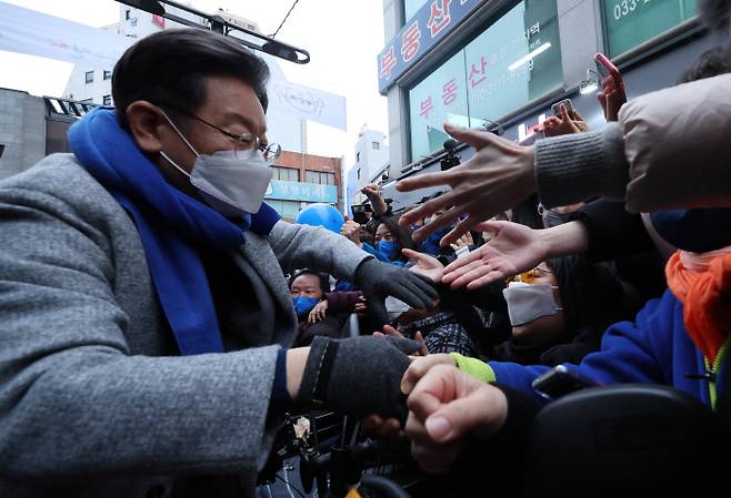 아재명 더불어민주당 대선 후보가 지난 15일 강원 춘천시 명동거리를 방문, 시민들과 인사하고 있다. 춘천 | 연합뉴스