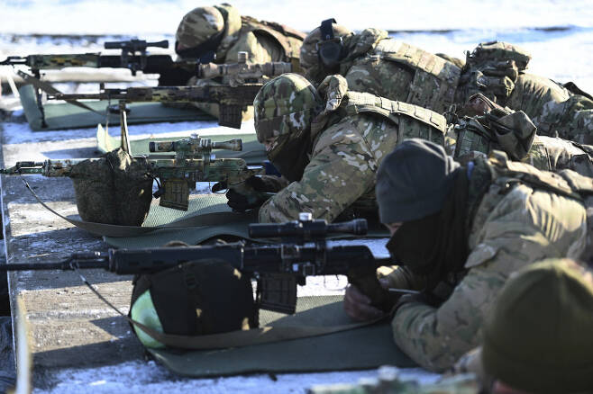 지난 13일(현지시간) 러시아군이 우크라이나와 인접한 남부 로스토프 지역에서 사격훈련을 하고 있다. 로스토프 | AP연합뉴스