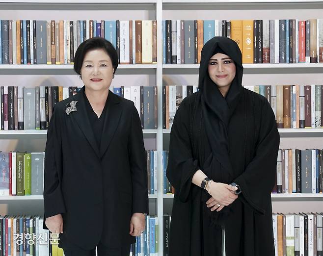 김정숙 여사가 한-UAE 지식문화 교류식에서 두바이 문화예술위원회 위원장인 라티파 빈트 모하메드 빈 라쉬도 알 막툼 공주와 기념사진을 찍고 있다. /강윤중 기자
