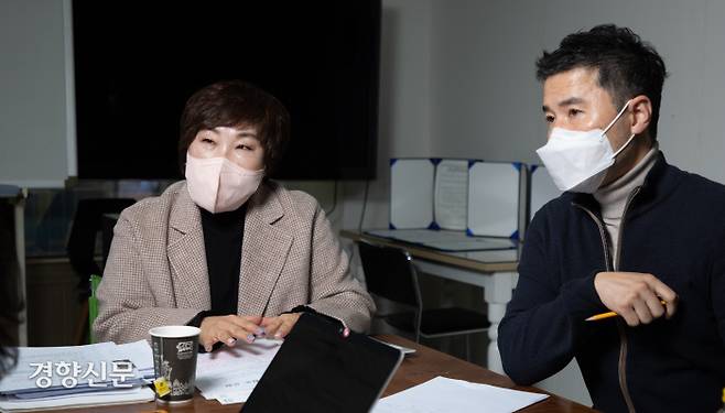 한국성우협회 이연희 이사장(왼쪽)과 최재호 사무총장이 지난 5일 서울 여의도 한국성우협회 사무실에서 경향신문과 인터뷰하고 있다. 우철훈 선임기자