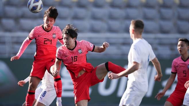 엄지성의 ‘엄지 척’ 활약 축구대표팀 엄지성(왼쪽)이 15일 터키 안탈리아의 마르단 스타디움에서 열린 아이슬란드와의 친선경기에서 후반 41분 헤딩으로 골을 터뜨리고 있다.  대한축구협회 제공