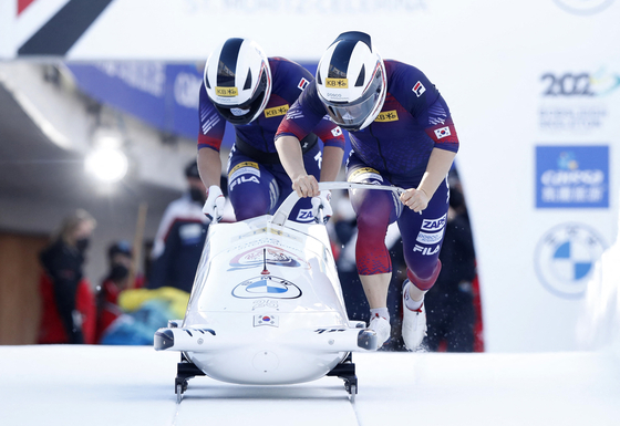Won Yun-jong, right, and Kim Hyeong-geun in action during the men's two-man bobsleigh race at the Bob & Skeleton World Cup and IBSF European Championships held at Saint-Moritz in Switzerland on Saturday. The pair finished seventh out of 27 teams with a time of 2:12.68. Countrymen Suk Young-jin and Jang Ki-kun finished 26th. [REUTERS/YONHAP]