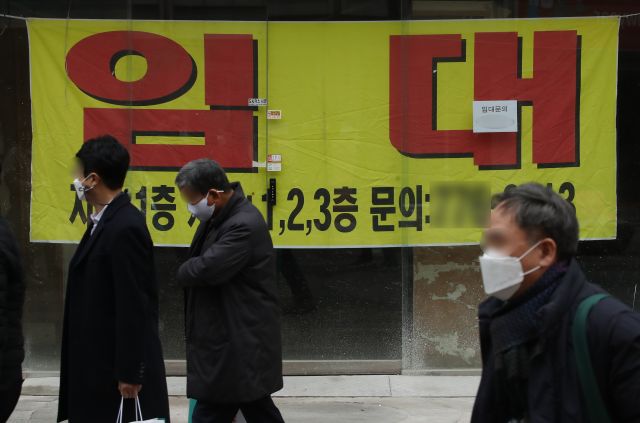 지난 5일 서울 중구 명동의 한 폐업 점포에 붙은 임대 안내 현수막. 연합