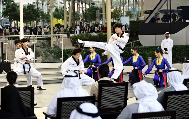 문재인 대통령이 16일(현지시간) 두바이 엑스포 알 와슬 플라자에서 열린 두바이 엑스포 한국의 날 공식행사에서 태권도 시범을 관람하고 있다.