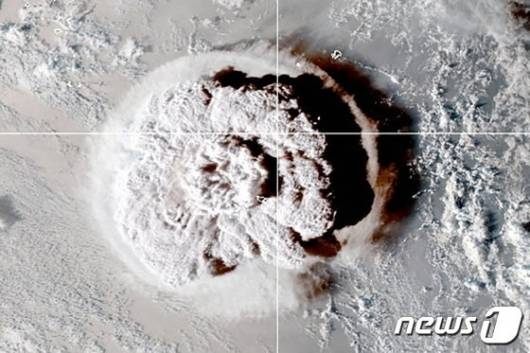지난 15일 남태평양 섬나라 통가 인근에서 해저 화산이 폭발하는 모습이 인공위성에 포착됐다. /사진=(로이터통신=뉴스1)