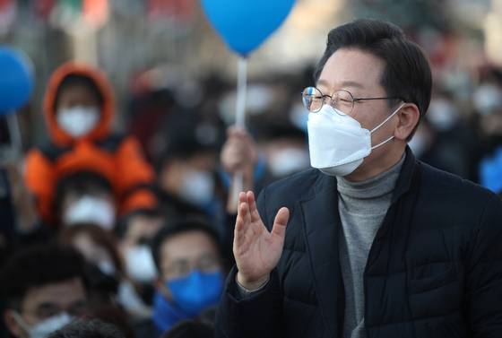 (강릉=뉴스1) 오대일 기자 = 매타버스 시즌2 민생투어를 재개한 이재명 더불어민주당 대선 후보가 16일 오후 강원도 강릉시 중앙성남전통시장에서 열린 즉석 거리연설에서 지지를 호소하고 있다. 2022.1.16/뉴스1