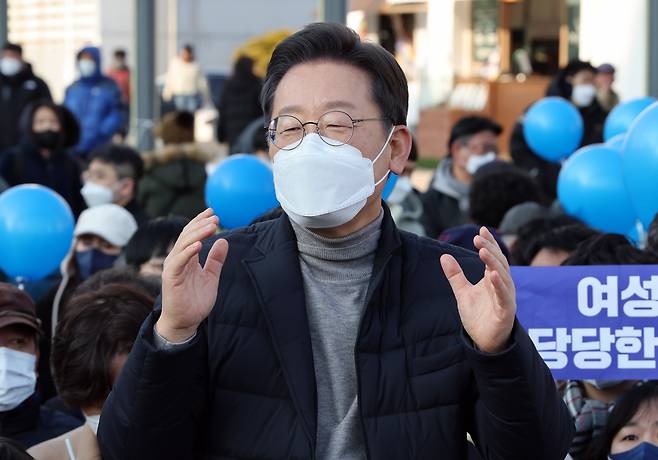 더불어민주당 이재명 대선후보가 16일 강원도 강릉시 중앙시장을 방문해 지지를 호소하고 있다. 연합뉴스