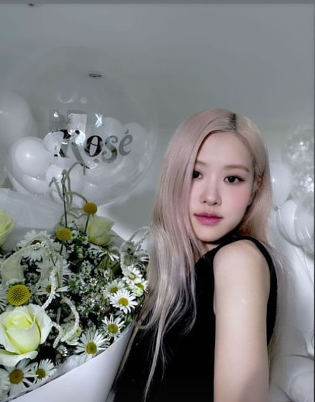 Group BLACKPINK Rosé boasted a spectacular visual.Rosé posted several photos on January 15 without comment on his personal Instagram story.In the open photo, Rosé poses in front of a white balloon with his name on it, staring at the camera with a large bouquet of flowers the size of his own.I finished my fairy beauty by digesting my colorful platinum hairstyle.Meanwhile, Rosé released his first Solo single album R in March last year.