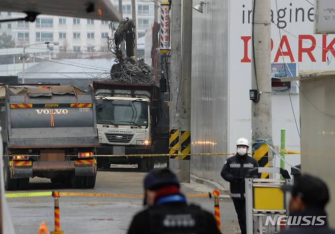 [광주=뉴시스] 변재훈 기자 = 광주 현대산업개발 신축아파트 붕괴 엿새째인 16일 오전 광주 서구 화정동 붕괴 사고 현장에서 대형 중장비를 동원한 수색 작업이 펼쳐지고 있다. 지난 11일 붕괴 이후 엿새째인 이날까지 이 사고로 1명이 숨지고 5명이 실종됐다. 2022.01.16. wisdom21@newsis.com