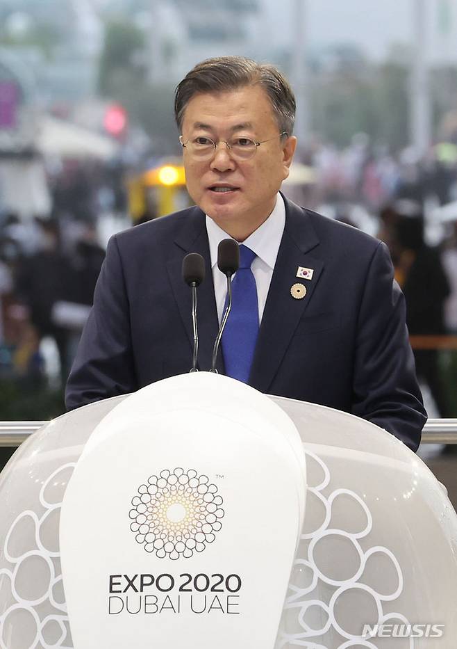 [두바이=뉴시스] 김진아 기자 = 문재인 대통령이 16일(현지시간) 아랍에미리트 두바이 엑스포 알 와슬 플라자에서 열린 두바이 엑스포 한국의 날 공식행사에서 연설을 하고 있다. 2022.01.16. bluesoda@newsis.com