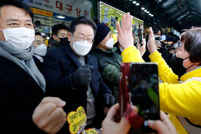 더불어민주당 이재명 대선후보가 16일 강원도 강릉시 중앙시장을 방문, 상인과 인사하고 있다. 연합뉴스