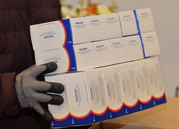 코로나19 먹는 치료제 생활치료센터 도착 -  14일 오전 서울의 한 생활치료센터에 코로나19 먹는 치료제 팍스로비드가 도착해 관계자들이 수량 확인 등을 하고 있다. 2022.1.14 사진=연합뉴스