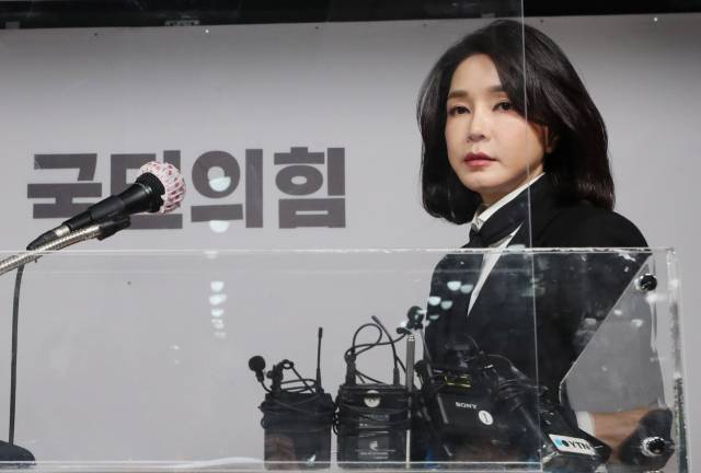 윤석열 국민의힘 대선 후보의 부인 김건희 씨가 지난달 26일 국민의힘 중앙당사에서 허위 이력과 관련된 논란에 대해 사과하고 있다. / 연합 뉴스