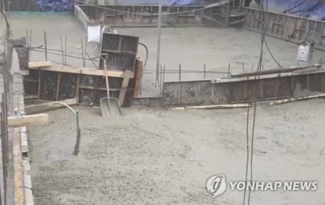 13일 광주 서구 현대산업개발 아이파크 공사 현장 관계자는 지난 11일 붕괴사고 10여분전 현장의 공사 상황이 찍힌 영상을 공개했다. 영상에서 콘크리트 타설 작업 중 거푸집이 '두둑'하는 소리를 내고 들리는 장면 등이 찍혀 있다. /사진=연합뉴스