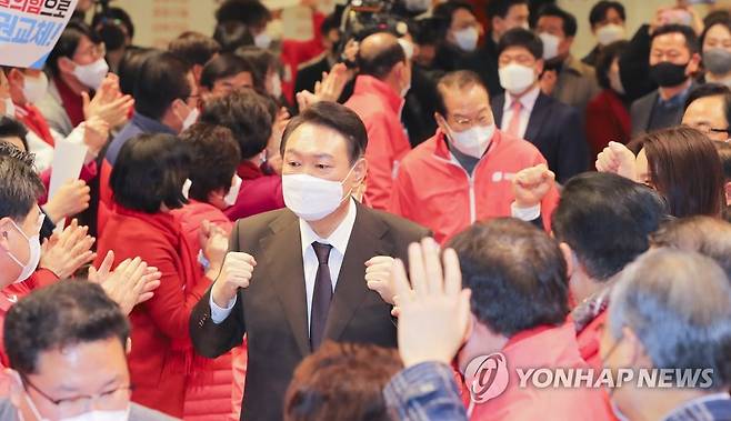 서울 선대위 출범식 참석하는 윤석열 후보 (서울=연합뉴스) 국민의힘 윤석열 대선 후보가 16일 서울 마포구 케이터틀에서 열린 국민의힘 서울 선대위 출범식에 참석하고 있다. 2022.1.16 [국회사진기자단] toadboy@yna.co.kr