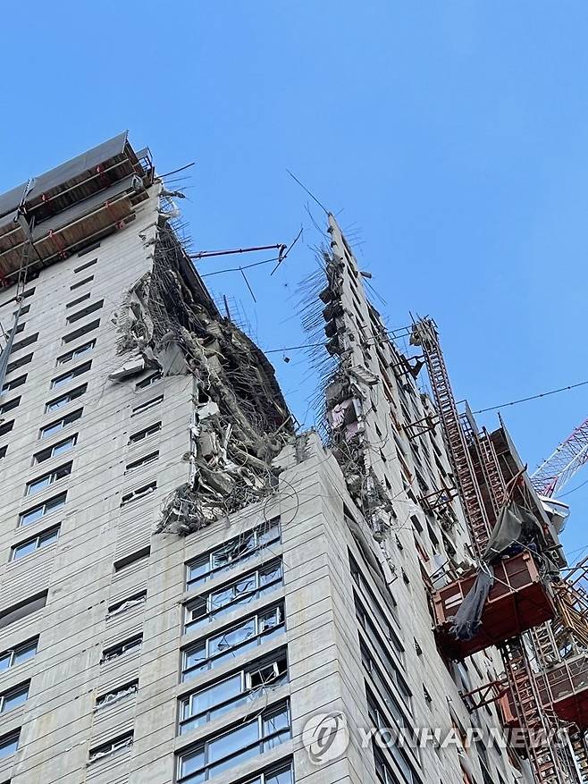 "찢어진 것처럼" 힘없이 무너진 광주 붕괴 현장 (광주=연합뉴스) 지난 11일 HDC 현대산업개발이 시공하던 광주 서구 화정동 화정아이파크 신축 공사 현장에서 아파트 23∼38층 외벽 등이 무너졌다. 사진은 13일 오후 촬영한 붕괴 현장 건물의 모습으로, 콘크리트 강도가 충분하지 않았을 가능성을 보여준다. 2022.1.13 [광주 서구 제공. 재판매 및 DB 금지] areum@yna.co.kr