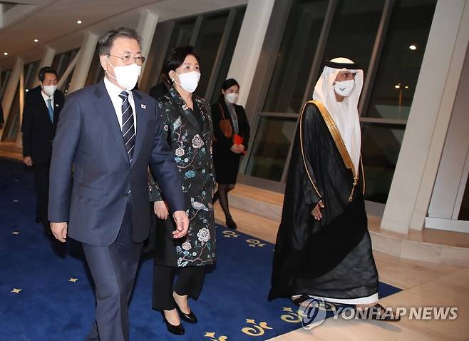 두바이 도착한 문재인 대통령 (두바이=연합뉴스) 서명곤 기자 = 중동 3개국 순방에 나선 문재인 대통령이 15일 오후(현지시간) 첫 순방국인 아랍에미리트연합(UAE) 두바이 왕실공항에 도착하고 있다.  2022.1.16 seephoto@yna.co.kr