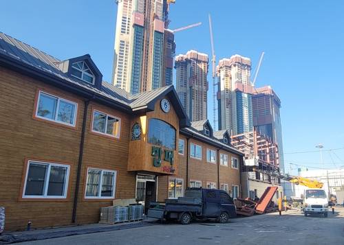 (서울=연합뉴스) 조다운 기자 = 14일 리모델링과 증축 공사 중인 청량리 밥퍼나눔운동본부. 건물 뒤편으로 청량리 일대에 신축 중인 고층 아파트들이 보인다. 2022.1.14 
allluck@yna.co.kr