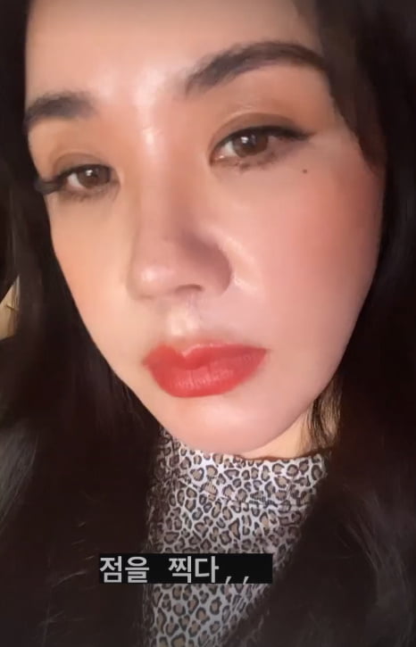 Singer and Actor Uhm Jung-hwa took a dot like The Horribly Slow Murderer with the Extremely drama heroine.Uhm Jung-hwa posted a video on his 17th day with a short article Take a Point on his instagram.In the video, Uhm Jung-hwa only took a dot under his eyes, but he caught his eye with a different charm. His distinctive features and watery skin are impressive.Especially, the Horribly Slow Murderer with the Extremely drama reminded me of the heroine.Uhm Jung-hwa stars in new drama Our Blues